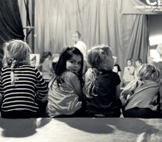 Stage de pâques, enfants à l'écoute des artistes pédagogues