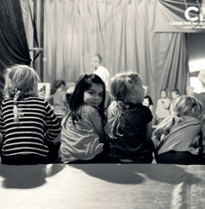 Stage de pâques, enfants à l'écoute des artistes pédagogues