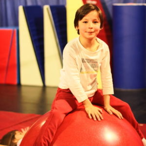 Enfant en équilibre sur une boule