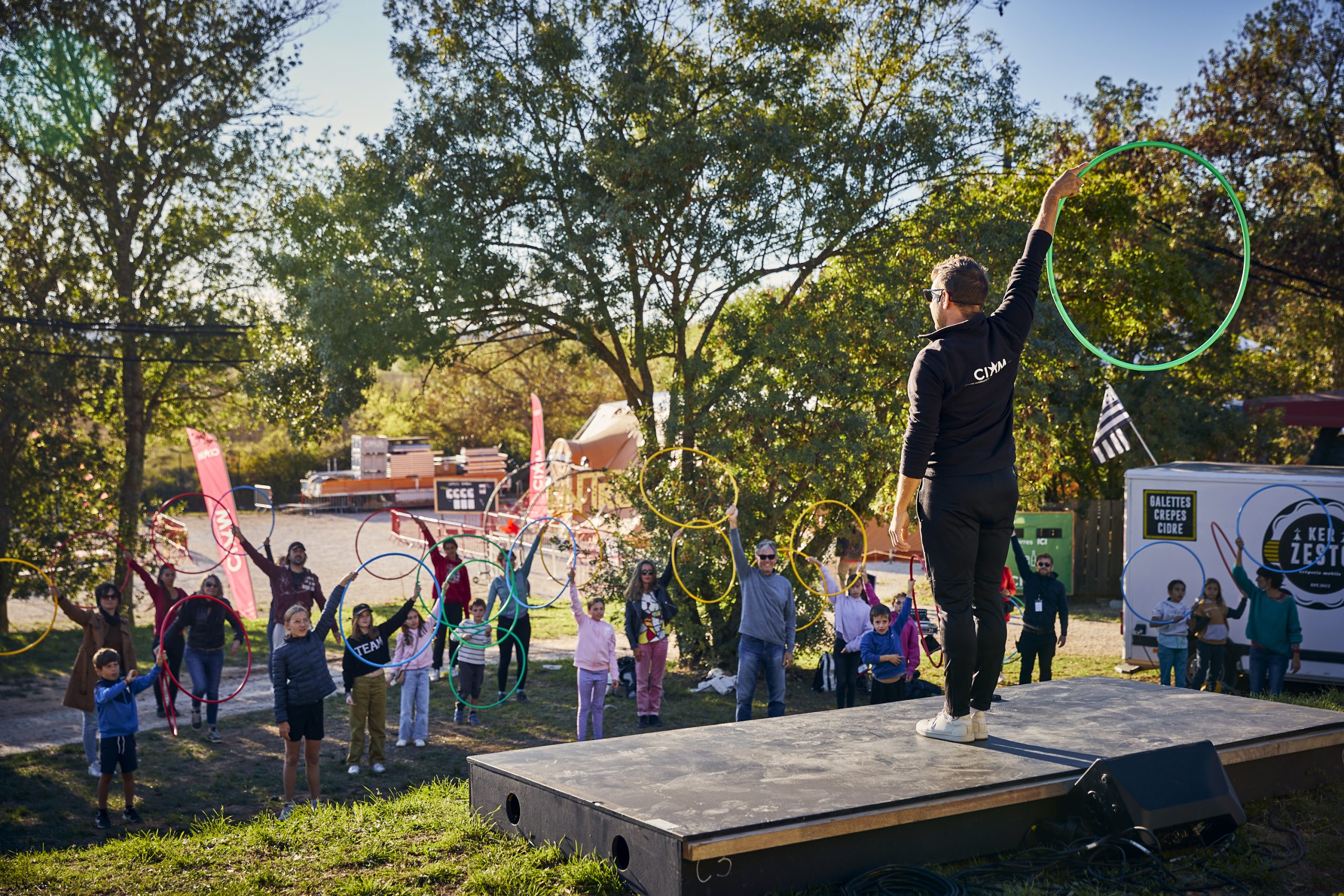 Numéro de hula hoop pendant le Festival Jours [et nuits] de cirque(s), CIAM Aix-en-Provence