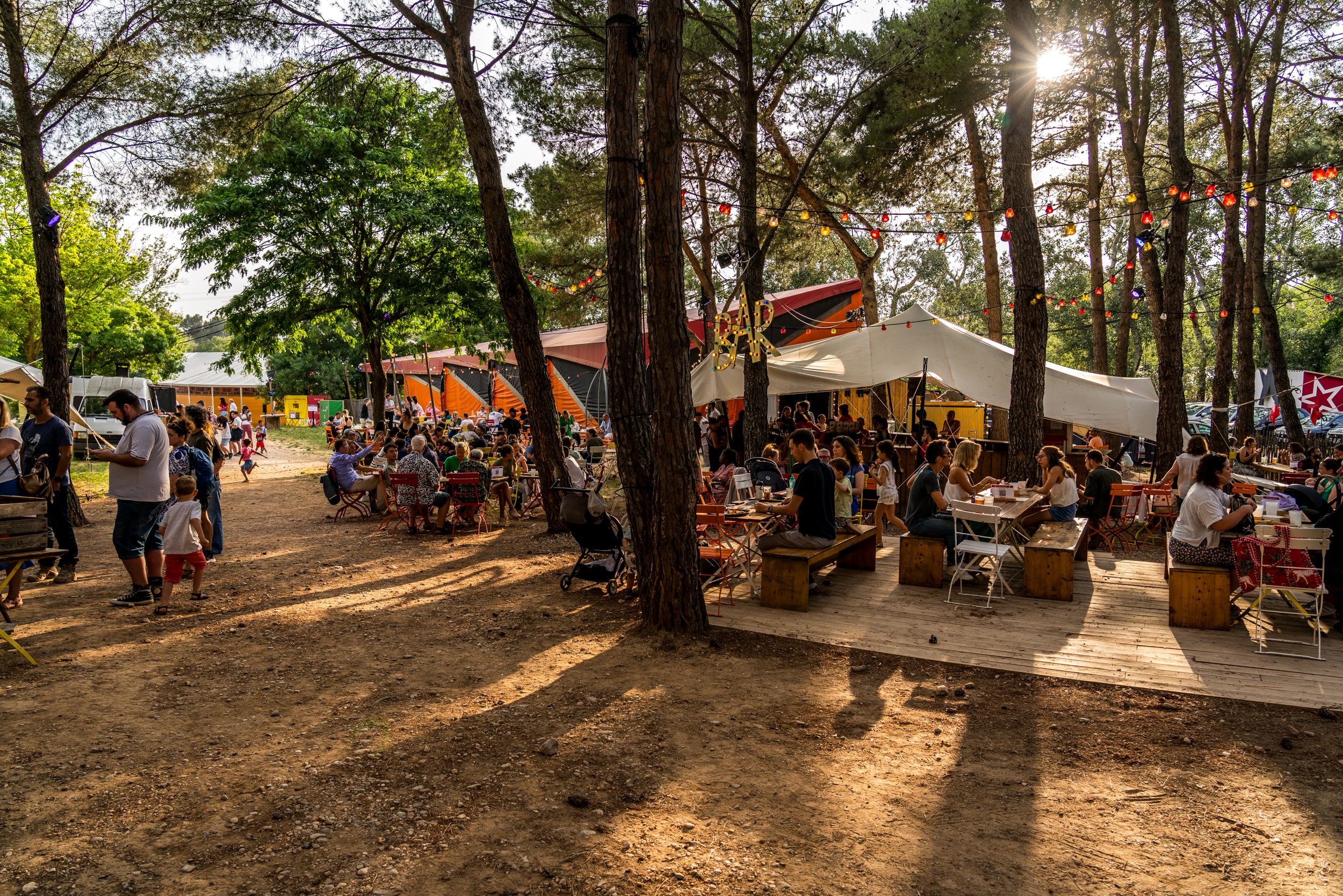 Numéro aérien en extérieur pendant le festival Jours [et nuits] de cirque(s)
