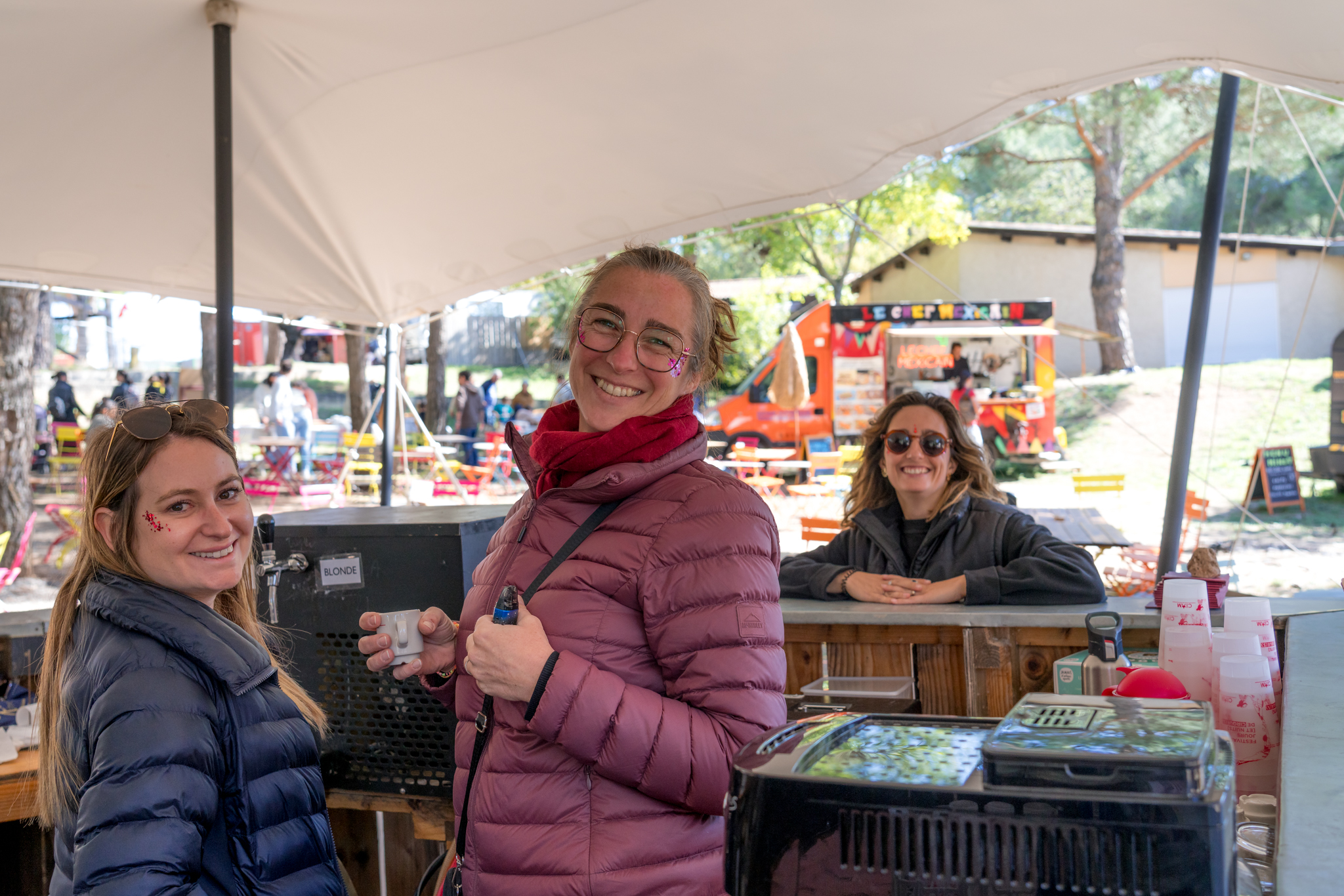Stand maquillage et paillettes pendant le festival, CIAM